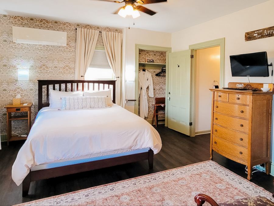 Picture of bed in Appalachian Hideaway Guest room