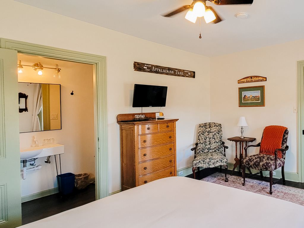 Picture of 2 chairs in Appalachian Hideaway Guest room