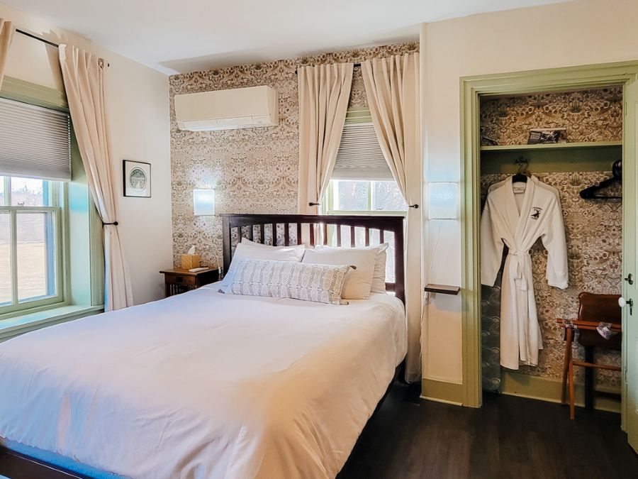 Picture of bed in Appalachian Hideaway Guest room