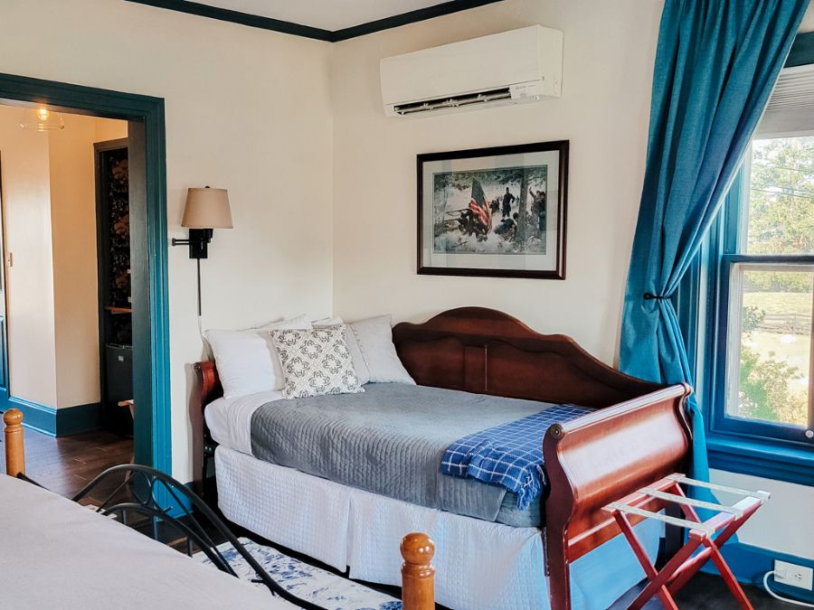 Picture of day bed in General Miller's Retreat Guest room